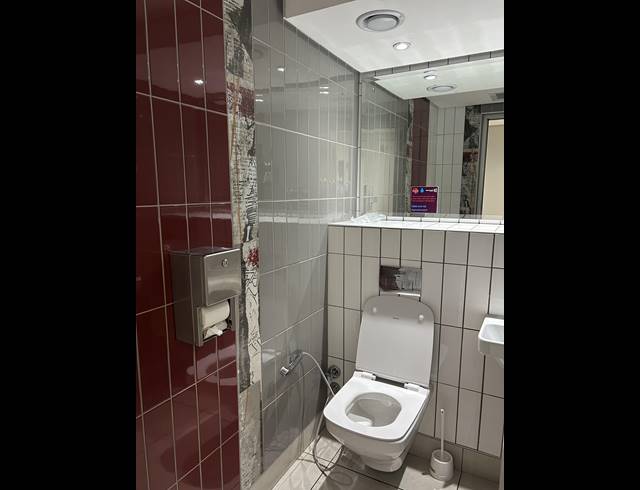 62M² BUILDING TO LET IN GREEN POINT